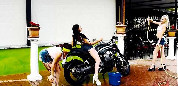  Bike Wash - Tre gnocche per Capitano Eric e la sua Moto con Mary Rider e Luna Dark